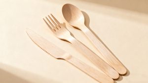 Nachhaltige Beschaffung von Holzbesteck mit FSC-Zertifizierung und vollständiger biologischer Abbaubarkeit in 90 Tagen
